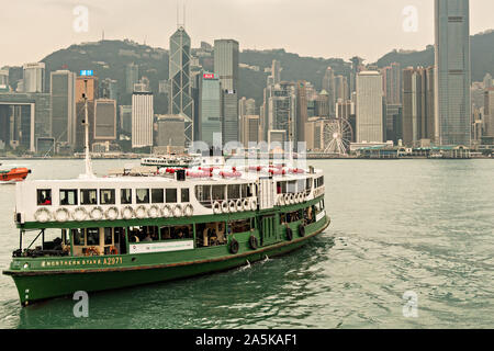 Die Star Ferry kreuze Victoria Hafen mit der Skyline der Innenstadt von Hong Kong. Star Ferry Boote haben die Fluggäste wurden von der Insel Hong Kong und Kowloon und wieder seit 1888. Stockfoto