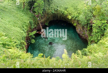 (191021) - apia, Oktober 21, 2019 (Xinhua) -- Menschen Schwimmen im Ozean zu Sua Graben, einem der berühmtesten Sehenswürdigkeiten in Samoa, Okt. 19, 2019. (Xinhua / Guo Lei) Stockfoto