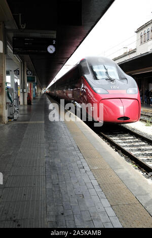 Venedig, Italien 05/03/2019 ein rotes "Italo" schnellen Zug im Bahnhof Santa Lucia Stockfoto