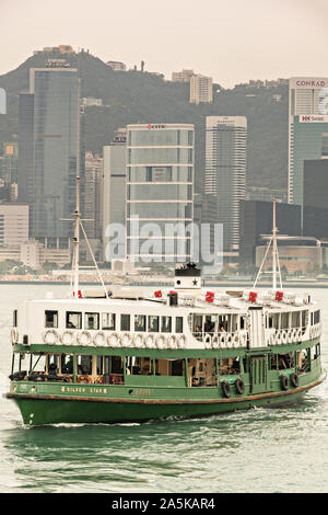 Die Star Ferry kreuze Victoria Hafen mit der Skyline der Innenstadt von Hong Kong. Star Ferry Boote haben die Fluggäste wurden von der Insel Hong Kong und Kowloon und wieder seit 1888. Stockfoto