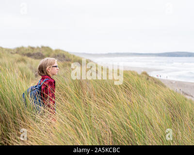 Profil anzeigen von Jungen mit Blick über Strand in Richtung Ozean Stockfoto