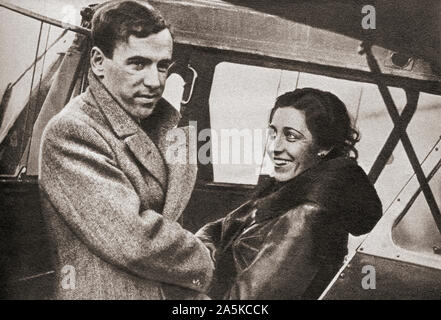 Amy Johnson nimmt Abschied von ihrem Ehemann, Jim Mollison, bevor es auf ihrem erfolgreichen Versuch einen neuen Datensatz zum Kap in 1932 zu schaffen. Amy Johnson, 1903 - 1941. Wegweisende Englisch aviator Wer war die erste Pilotin alleine von Großbritannien nach Australien fliegen. Aus dem Festzug des Jahrhunderts, veröffentlicht 1934. Stockfoto