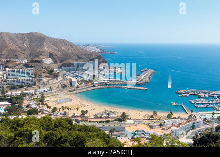 Blick über Strand von Puerto Rico auf Gran Canaria, Kanarische Inseln, Spanien Stockfoto