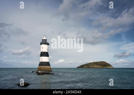 Trwyn Du Leuchtturm und Papageitaucher Island in der Nähe von Penmon auf Angelsey in Nord Wales Stockfoto