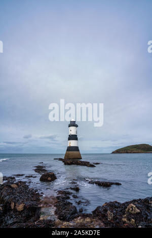 Trwyn Du Leuchtturm in der Nähe von Penmon auf Angelsey in Nord Wales Stockfoto