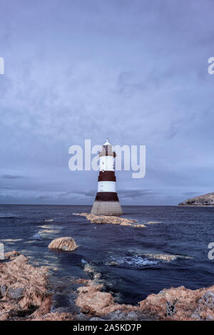 Trwyn Du Leuchtturm in der Nähe von Penmon auf Angelsey in Nord Wales Schuß in Infrarot Stockfoto