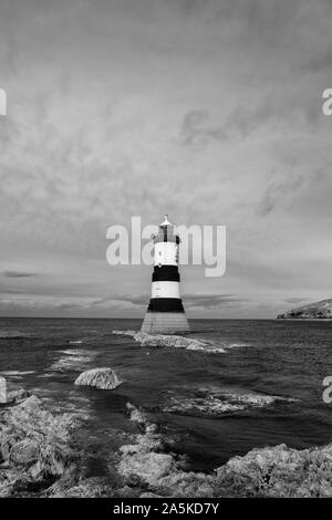 Trwyn Du Leuchtturm in der Nähe von Penmon auf Angelsey im Norden von Wales in Schwarz und Weiß Stockfoto