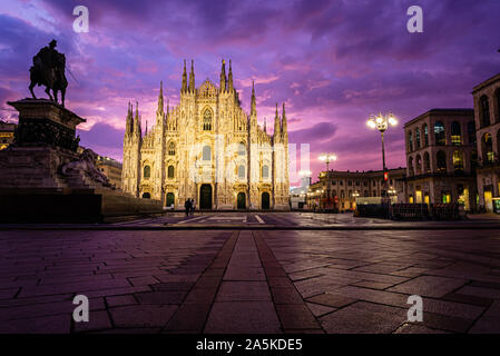 Sonnenaufgang an der Piazza del Duomo, darunter die Kathedrale, Mailand, Italien Stockfoto