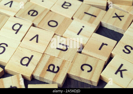 Buchstaben des Alphabets auf hölzernen scrabble Stücke, Nahaufnahme Stockfoto