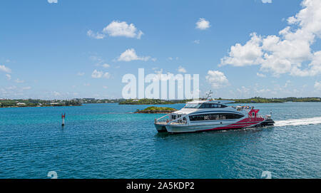 HAMILTON, Bermuda - 12. Juli 2017: Hamilton, Bermuda hat eine Mischung aus britischen und amerikanischen Kultur. Die Royal Naval Dockyard kombiniert moderne attracti Stockfoto