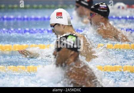 Wuhan, Hubei Provinz Chinas. Okt, 2019 21. Athleten konkurrieren während der Männer 50 m Brust endgültig vom Schwimmen am 7. CISM Military World Games in Wuhan, der Hauptstadt der Provinz Hubei in Zentralchina, Okt. 21, 2019. Credit: Cheng Min/Xinhua/Alamy leben Nachrichten Stockfoto