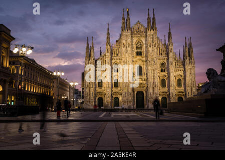 Sonnenaufgang an der Piazza del Duomo, darunter die Kathedrale, Mailand, Italien Stockfoto