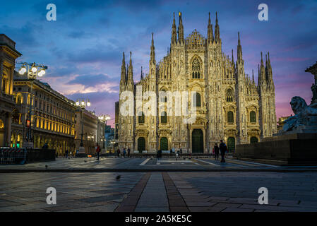 Sonnenaufgang an der Piazza del Duomo, darunter die Kathedrale, Mailand, Italien Stockfoto