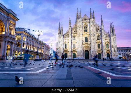 Sonnenaufgang an der Piazza del Duomo, darunter die Kathedrale, Mailand, Italien Stockfoto