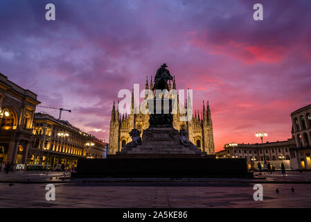 Sonnenaufgang an der Piazza del Duomo, darunter die Kathedrale, Mailand, Italien Stockfoto