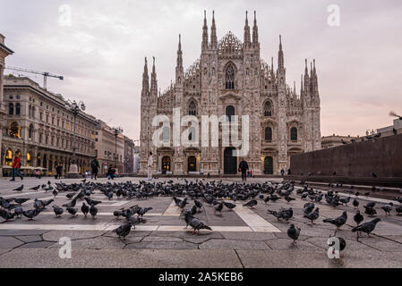 Sonnenaufgang an der Piazza del Duomo, darunter die Kathedrale, Mailand, Italien Stockfoto