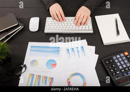 Nahaufnahme von Mann Buchhalter oder Bankier und Berechnungen. Nahaufnahme von Mann Buchhalter oder Bankier und Berechnungen. Einsparungen, die Finanzen und die Wirtschaft conc Stockfoto