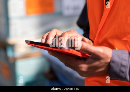 Männliche Ingenieur für das Bauwesen mit digitalen Tablet-pc touchscreen Ort, von Hand schließen Stockfoto