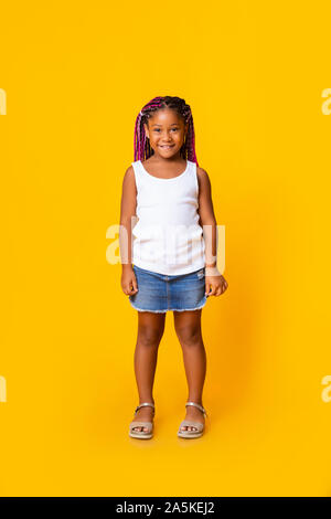 Portrait von niedlichen kleinen schwarzen Mädchen mit Afro Zöpfe Stockfoto