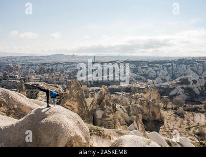 Frau Yoga üben auf Rock, Göreme in Kappadokien, Nevsehir, Türkei Stockfoto