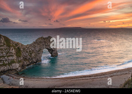 Twilight at Durdle Door, gesehen von der South West Coast Path, Dorset, Großbritannien Stockfoto