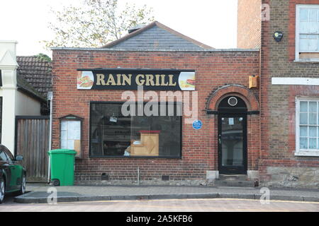 West Malling High Street, Kent, Vereinigtes Königreich Außerhalb der Regen Grill, wo im Jahre 1967 die Beatles ihre Magical Mystery Tour gestartet. Stockfoto