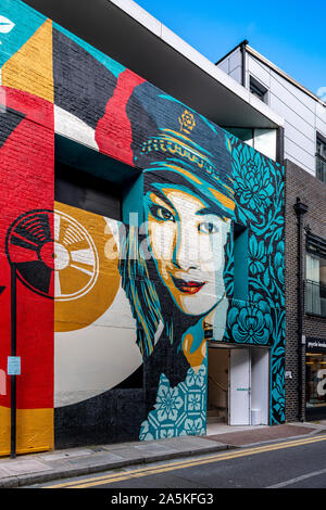 Neue riesige Wandgemälde entworfen und von Shepard Fairey auf Whitby Street, London produziert Stockfoto