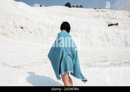 Frau genießen Baumwolle schloss, Pamukkale, Denizli, Türkei Stockfoto