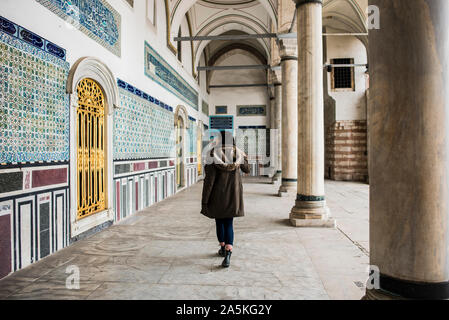 Frau Erkundung Topkapi Palast Istanbul, Istanbul, Türkei Stockfoto