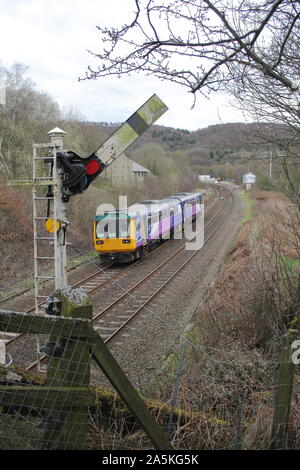 Northern Rail Klasse 142 (Schrittmacher) durch Grindleford, Derbyshire Stockfoto
