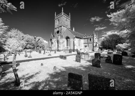 Schwarz-weiß-Bild der Klasse 1 aufgeführt, normannische Kirche aller Heiligen in den Wiltshire Dorf Crudwell in der Nähe von Cirencester. Stockfoto