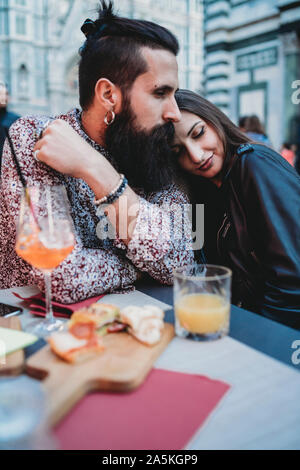 Paar teilen liebevolle Moment im Cafe Stockfoto