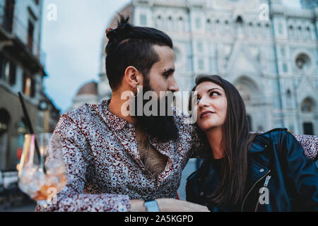 Paar liebevoll in die Augen im Cafe genießen, Santa Maria del Fiore, Firenze, Toscana, Italien Stockfoto