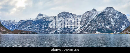 Der See Reise geniessen von Obertraun, Hallstatt mit Blick auf die wellige Hallstattersee See und Dachstein Alpen rund um it, Salzkammegut, Österreich Stockfoto