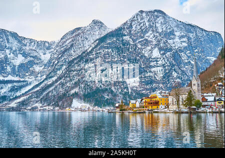 Beachten Sie die alten Hallstatt mit seinem malerischen historicl Bauten, evangelische Pfarrkirche und Holz- boot Garagen von hallstattersee See, Salzkammerg Stockfoto