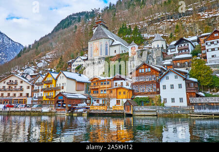 Der Blick auf die alten Häuser von Hallstatt und die Pfarrkirche St. Maria am Berg, auf der Spitze des Hügels, Salzkammergut, Österreich Stockfoto