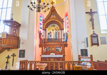 HALLSTATT, Österreich - 25. FEBRUAR 2019: Das bescheidene Innere der Evangelischen Kirche mit geschnitzten Altar, mit Skulpturen der Heiligen eingerichtet, um eine Stockfoto
