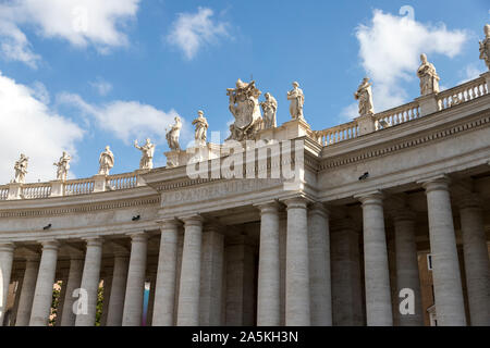 Detail von der Kolonnade in Piazza San Pietro (Petersplatz) im Vatikan Stockfoto