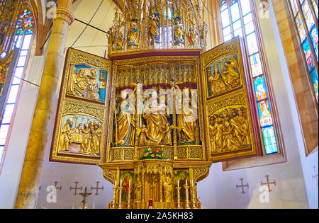 HALLSTATT, Österreich - 25. FEBRUAR 2019: Die herausragenden mittelalterlichen Retabels, bekannt als Marienaltar und mit feinen Schnitzereien, vergoldet, lackiert deta eingerichtet Stockfoto