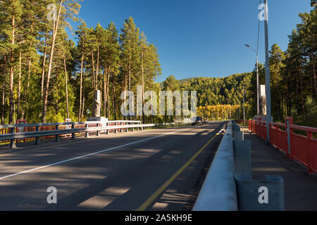 Brücke über einen Fluss Katun Stockfoto