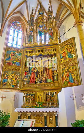 HALLSTATT, Österreich - Februar 25, 2019: Der kreuzaltar Altarbild von Maria am Berg Pfarrkirche ist einzigartiges Stück der mittelalterlichen Kunst mit reich geschnitzten und Stockfoto