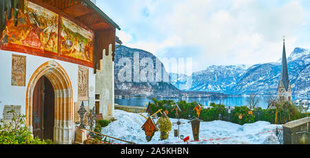 HALLSTATT, Österreich - 25. FEBRUAR 2019: Panorama der Friedhof von Maria am Berg Pfarrkirche mit Blick auf die Kirche Eingang mit Fresken, Hallst Stockfoto