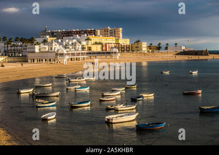 Bucht von Cadiz in Spanien mit kleinen Booten Stockfoto