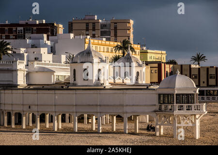 Bucht von Cadiz in Spanien am Abend Stockfoto