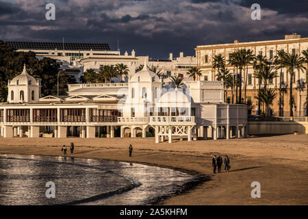 Bucht von Cadiz in Spanien am Abend Stockfoto