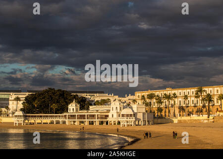 Bucht von Cadiz in Spanien am Abend Stockfoto