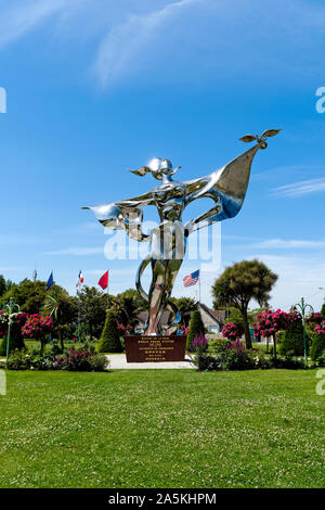 Edelstahl 'Frieden' Statue an Grandcamp Maisy in Frankreich. Stockfoto