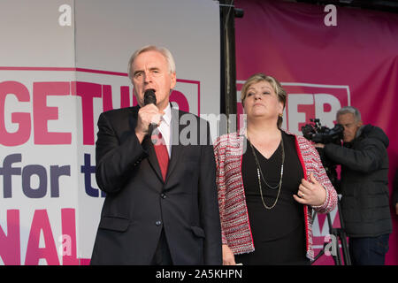 Westminster, London, Großbritannien. 19. Oktober 2019. Schatzkanzler John McDonnell MP, auf seiner Seite Emily Thornberry MP, Adressen die Masse an Parliament Square. Haben MPs nur zugunsten von Oliver Letwin MP Änderung der Regierung Brexit Abkommen gestimmt. Hunderttausende Anhänger der 'Abstimmung' konvergieren auf Westminster für eine "endgültige sagen 'neuen Premierminister Boris Johnson's Brexit beschäftigen. Stockfoto