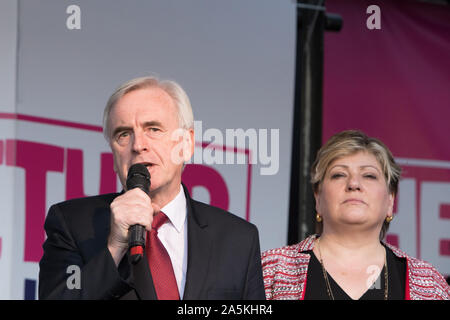 Westminster, London, Großbritannien. 19. Oktober 2019. Schatzkanzler John McDonnell MP, auf seiner Seite Emily Thornberry MP, Adressen die Masse an Parliament Square. Haben MPs nur zugunsten von Oliver Letwin MP Änderung der Regierung Brexit Abkommen gestimmt. Hunderttausende Anhänger der 'Abstimmung' konvergieren auf Westminster für eine "endgültige sagen 'neuen Premierminister Boris Johnson's Brexit beschäftigen. Stockfoto