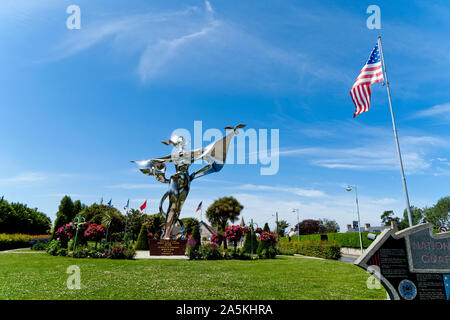 Edelstahl 'Frieden' Statue an Grandcamp Maisy in Frankreich. Stockfoto